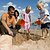 Eine Familie baut am barrierefreien Sandstrand von Ramsberg eine Sandburg