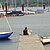 Ein Paar genießt die Zeit an einem Steg des Segelhafens im Seezentrum Ramsberg am Großen Brombachsee