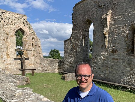 Landrat Manuel Westphal in der Katharinenkapelle Hechlingen