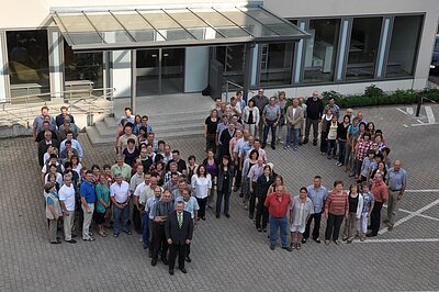 40 Jahre Landkreis Die Mitarbeiter stehen im Hof des Landratsamts in Form einer 40.