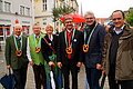 Gruppenbild zum Kirchweihauftakt in Gunzenhausen. Alle tragen Lebkuchenherzen um den Hals