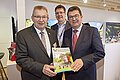 ITB Berlin 2017
Landrat Wägemann stellt Hr. Wirtschaftsstaatssekretär Franz Josef Pschierer das Magazin des Fränkischen Seenlandes auf der ITB 2017 in Berlin vor