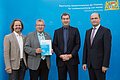 Staatsminister Dr. Markus Söder überreichte an Landrat Gerhard Wägemann am 04.07.2016 den Förderbescheid für das Regionalmangement im Landkreis Weißenburg-Gunzenhausen