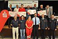 Gruppenbild mit einer Sparkassenflagge auf der rechten Seite