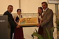 Tortenübergabe anlässlich des Landkreisjubiläums