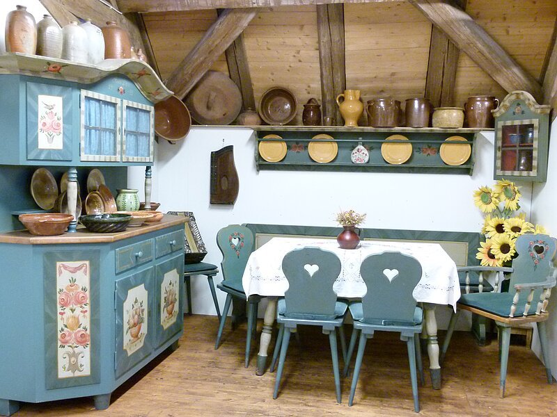 Heimatmuseum Heidenheim Eine bäuerliche Einrichtung mit Küchenschrank und Esstisch im Heimatmuseum als Ausstellung.