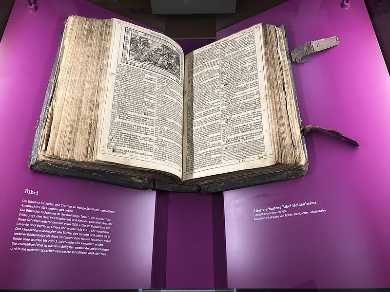 Die Bibel als Ausstellungsstück im Kloster Heidenheim.