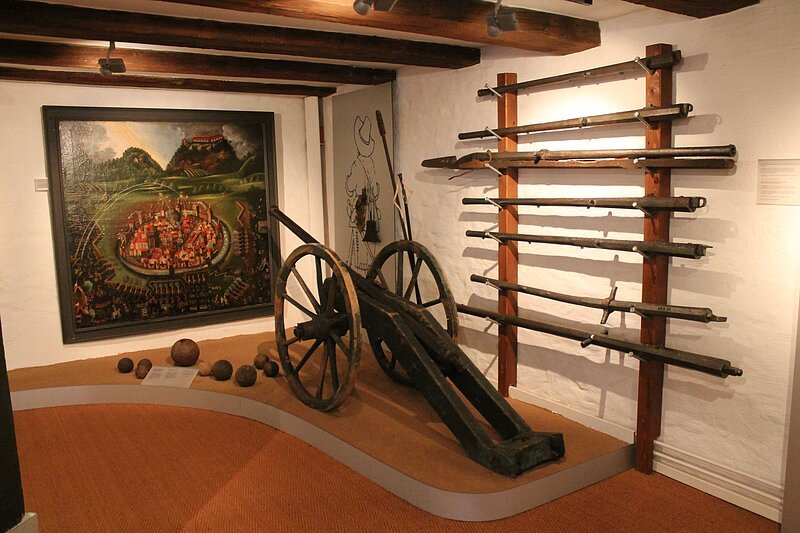 Museen Weißenburg/S. Sulk/W.König Eine alte Kanone steht vor einen Bild in einem Raum.