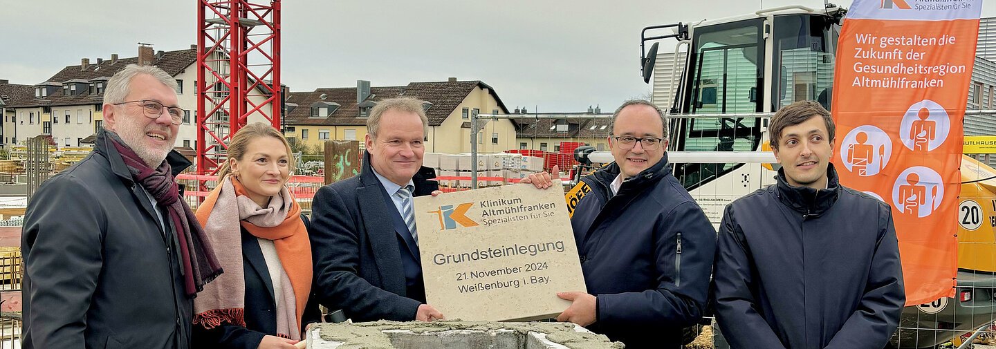 Ministerin Gerlach, Oberbürgermeister Schröppel, Landrat Westphal und weitere Personen sind bei der Grundsteinlegung am Klinikum Altmühlfranken in Weißenburg zu sehen.