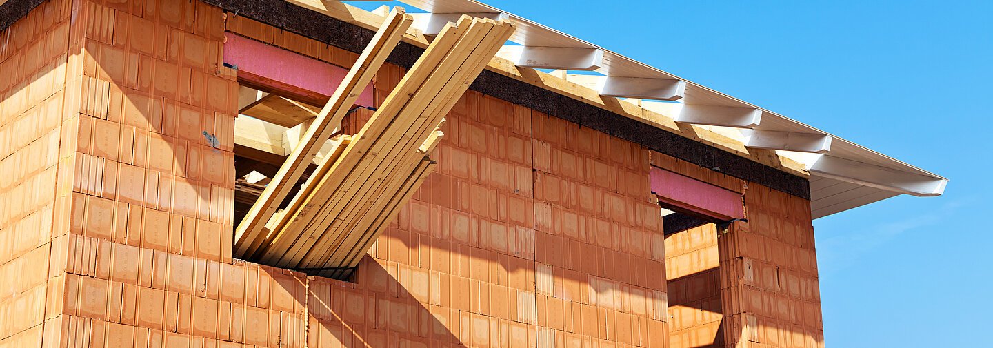 Rohbau auf einer Baustelle von einem Wohnhaus. Dachstuhl