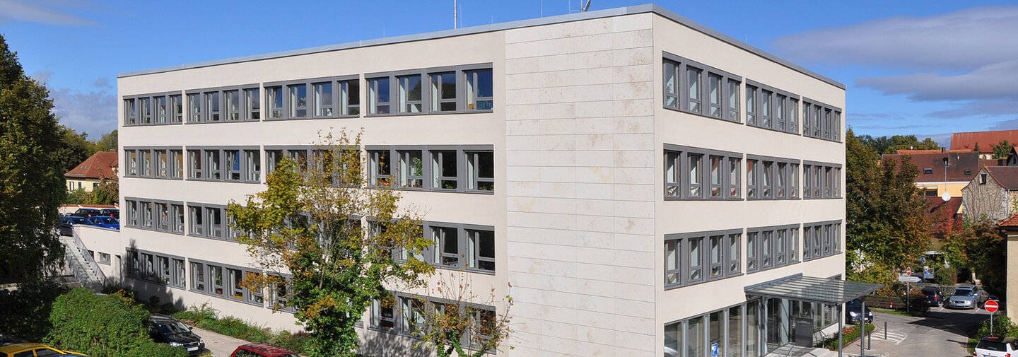 Ein Gebäude in moderner Bauweise mit vier Ebenen. Dort ist das Landratsamt Weißenburg-Gunzenhausen.