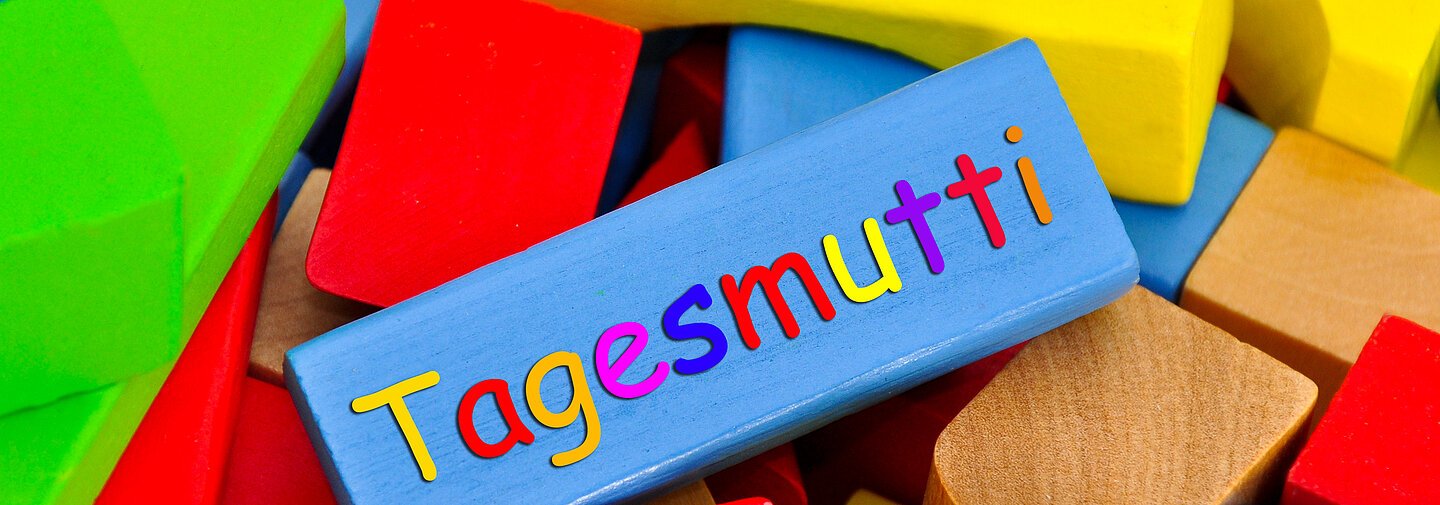 Bunte Holzklötze, auf einem steht der Schriftzug in bunten Buchstaben: Tagesmutti.