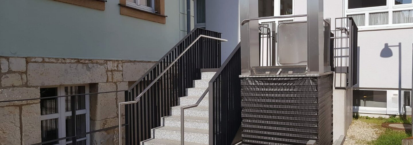 Für den barrierefreien Zugang wurde neben der Treppe ein Hublift an der Landwirtschaftsschule in Weißenburg eingebaut.