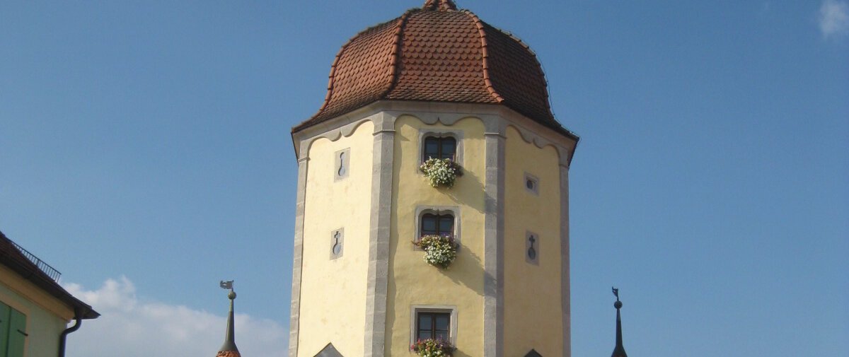 Das Pleinfelder Tor als Außenansicht welches das Spielzeug und Puppenmuseum beheimatet.
