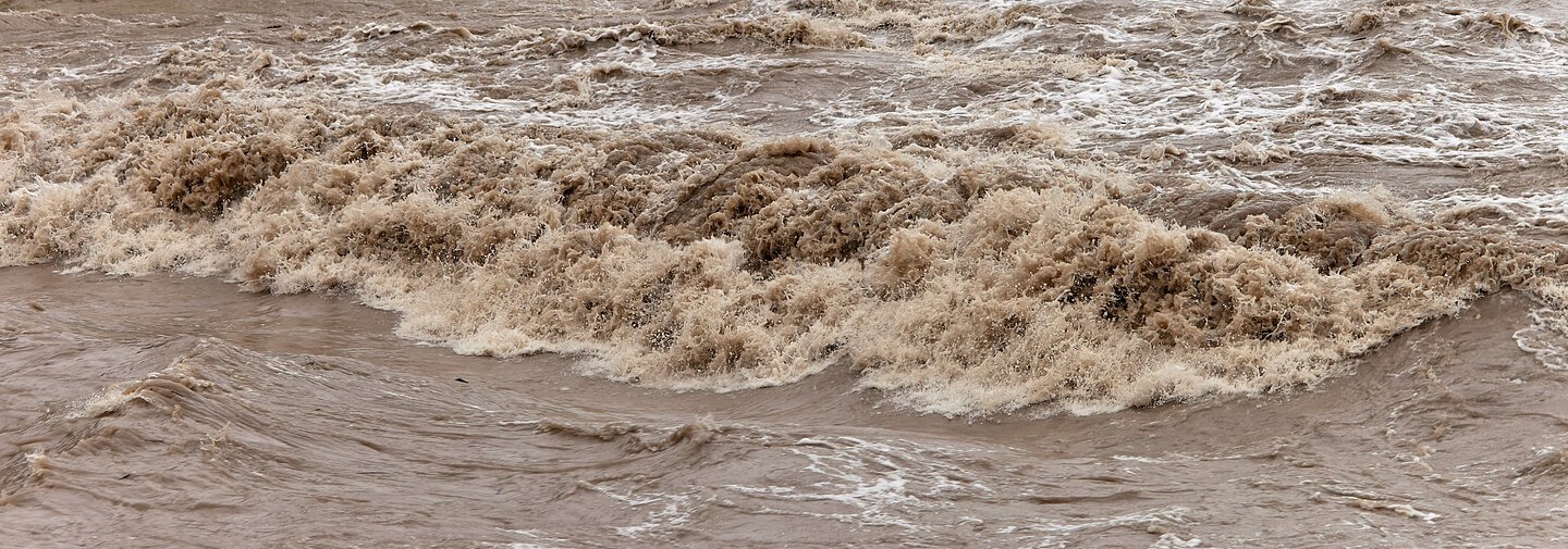 Hochwasser und Überflutung der Straßen in Steyr, Österreich.