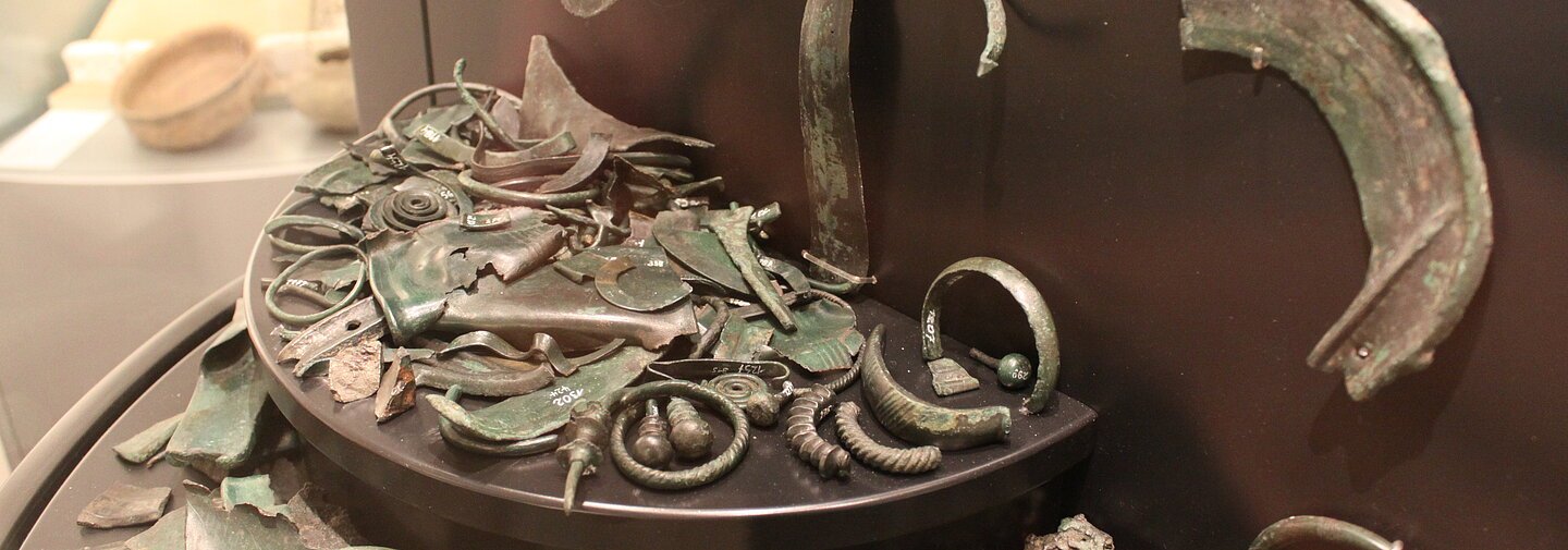 Ausstellungstücke und alte Werkzeuge im Archäologischen Museum Gunzenhausen.