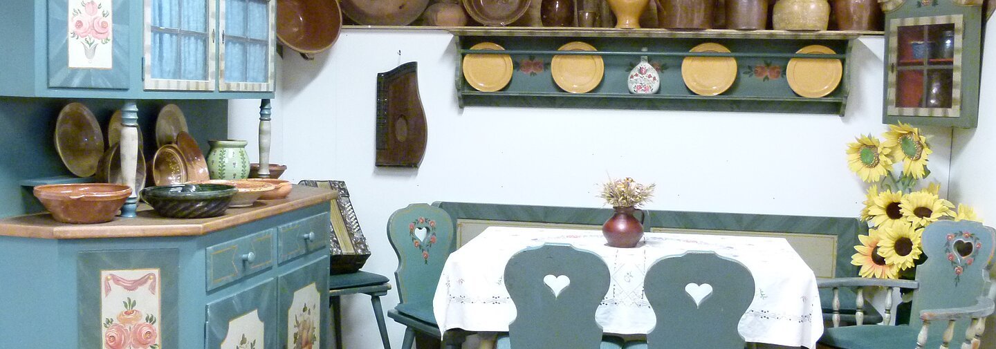 Eine bäuerliche Einrichtung mit Küchenschrank und Esstisch im Heimatmuseum als Ausstellung.