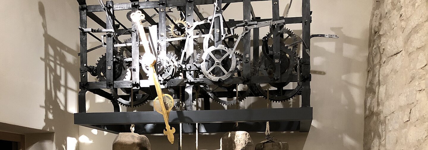 Die Turmuhr im Südturms des Kloster Heidenheim.