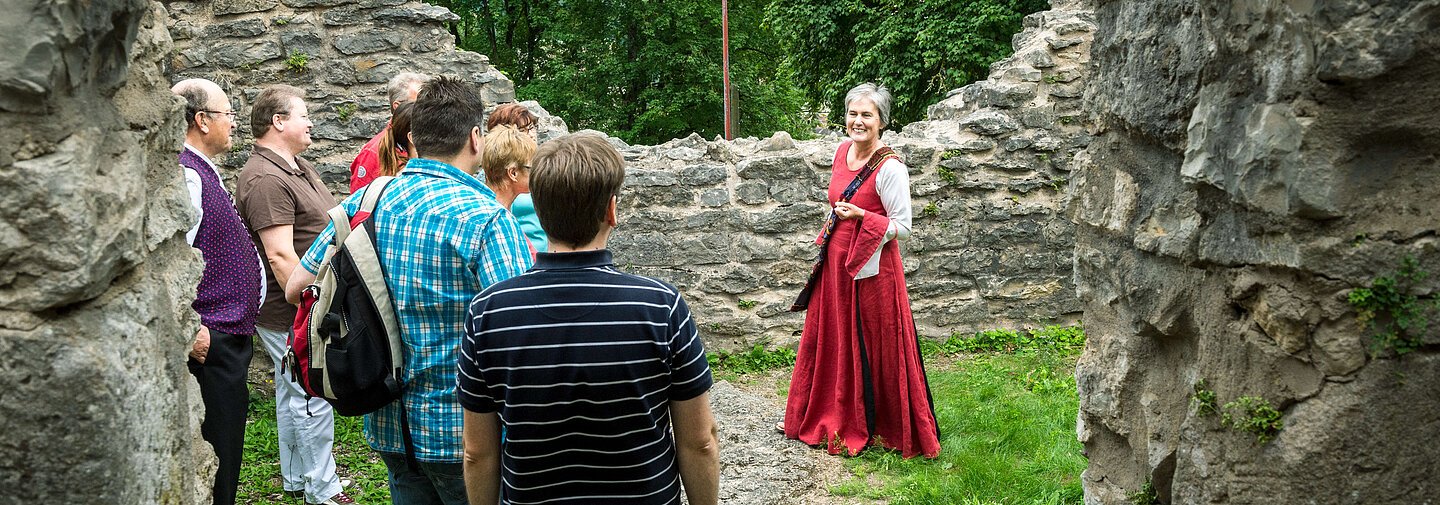 Eine Führung in der einer Ruine.