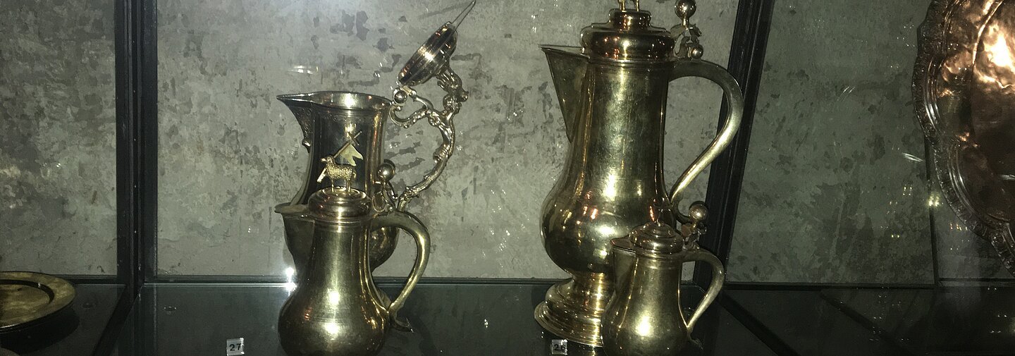 Kelche als Ausstellungsstücke in der Andreaskirche Weißenburg.