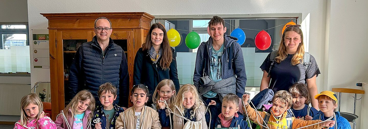 Es ist eine Gruppe von Kindern mit deren Erzieherinnen und Landrat Westphal zu sehen.