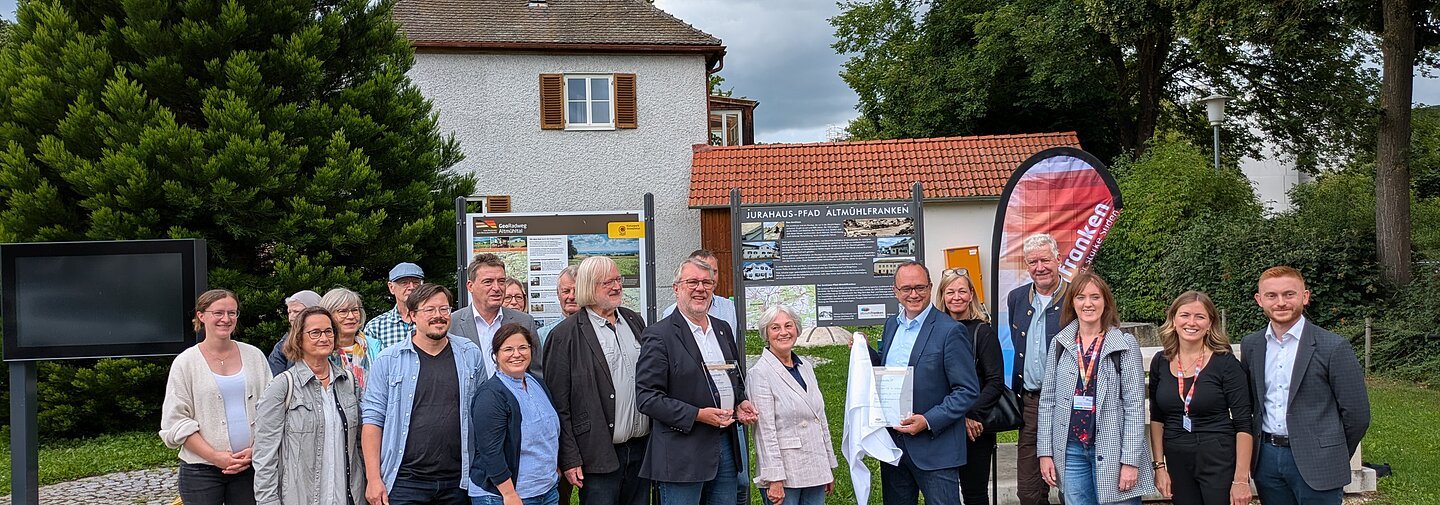 Gruppenbild von der Eröffnung des Jurahaus-Pfad Altmühlfranken.