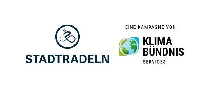 Das dunkelblaue Logo von STADTRADELN mit einem Radler in einem Kreis. Daneben ist das Logo des KlimaBündnis welches eine Weltkugel mit abbildet.