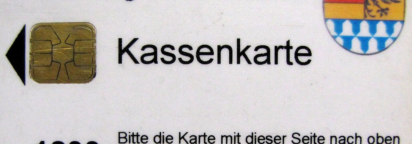 Ein Beispielbild einer Kassenkarte des Landkreises, auf der neben der Kartennummer, auch das Wappen des Landkreises ist