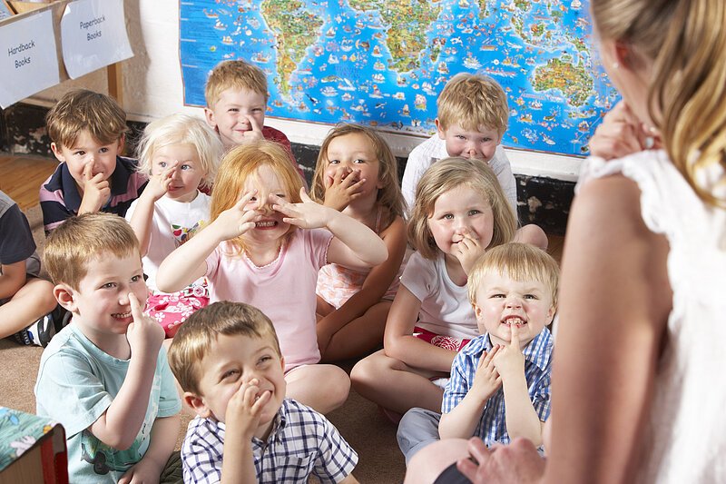 Kinder in der Schule, die lachen