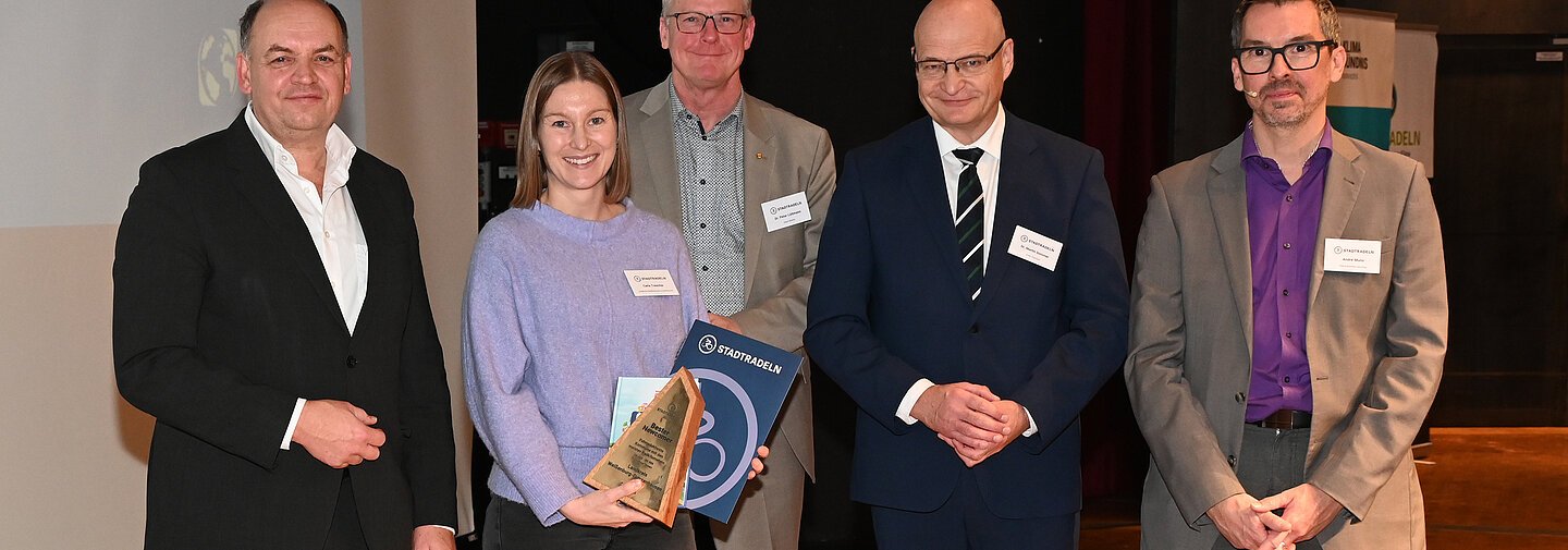 Viktor Haase, Staatssekretär im Ministerium für Umwelt, Naturschutz und Verkehr des Landes Nordrhein-Westfalen (li.) überreichte Carla Trescher, Radverkehrsbeauftragte des Landkreises Weißenburg-Gunzenhausen, die Urkunde. Mit im Bild: Dr. Peter Lüttmann, Bürgermeister der Stadt Rheine, Dr. Martin Sommer, Landrat des Kreises Steinfurt, und André Muno, Geschäftsführer Klima-Bündnis Services (v.li.)