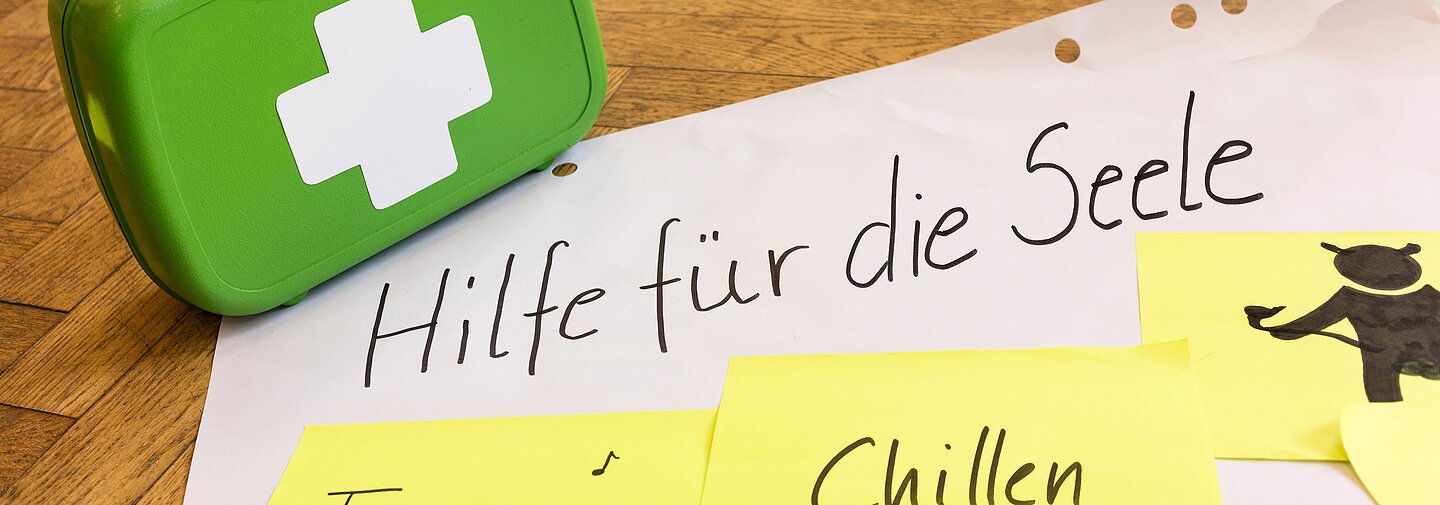Zettel auf denen verschiedene Handschriftliche Wörter zum Thema Hilfe für die Seele stehen.