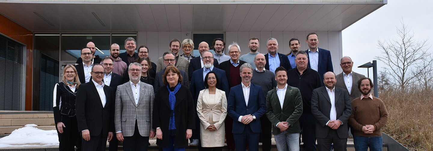 Gruppenbild der Veranstaltung zum Start der Stiftungsprofessur Kunststofftechnik am kunststoffcampus bayern.