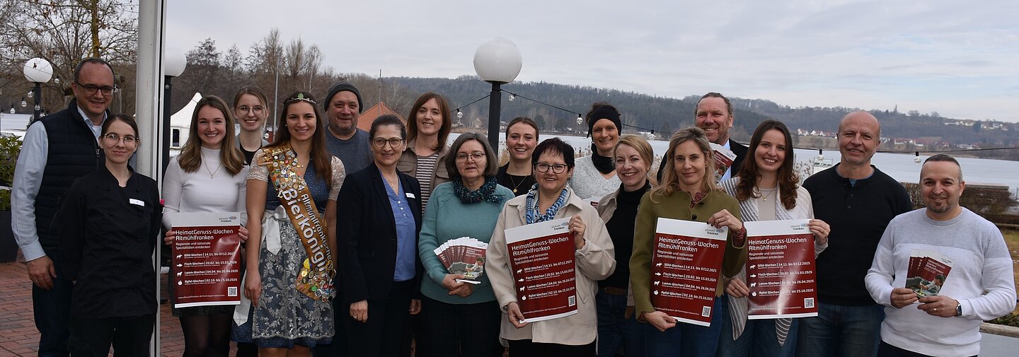 ein Gruppenbild mit teilnehmenden Akteuren zum Start der kulinarischen Fischwochen in Altmühlfranken.