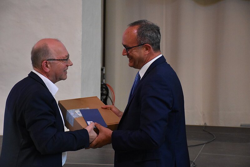 Der Stellvertreter des Landrats Günter Obermeyer verabschiedet Landrat Manuel Westphal.