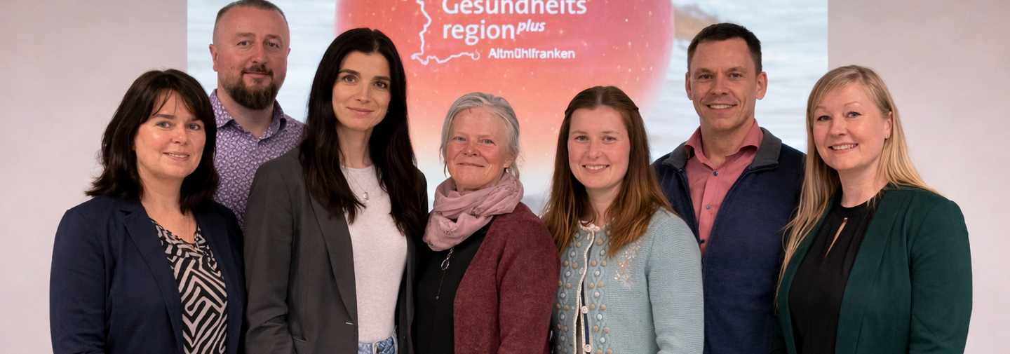 : Die Vertreter der Gemeinsamen Stelle des Ausbildungsverbund Altmühlfranken v.l.n.r.: Sonja Roth (Klinikum Altmühlfranken), Sven Emmerling (Diakonie -Altenhilfe Südfranken gGmbH), Maria Rogowski (Klinikum Altmühlfranken), Dorothea Eidam (Rummelsberger Diakonie), Praxiskoordinatorin Pauline Stickler (Kolping-Bildungswerk DV Eichstätt e.V.), Andreas Langhammer (Evangelisches Altenheim St. Andreas), Anja Fiegl (Altenheim St. Elisabeth).