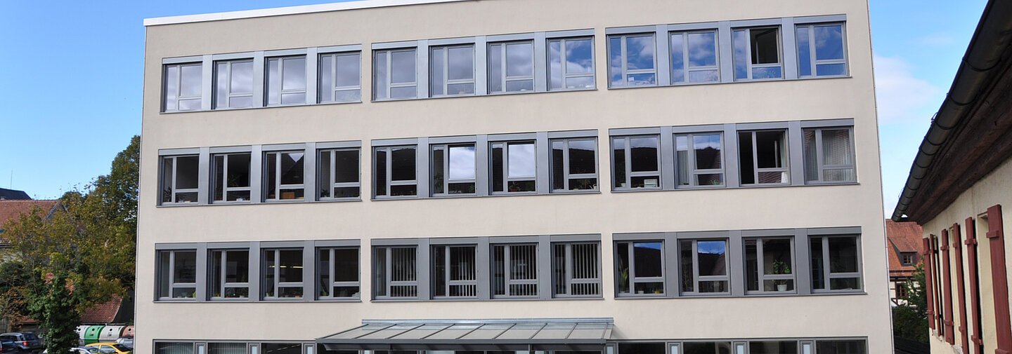 Ein Gebäude in moderner Bauweise mit vier Ebenen. Dort ist das Landratsamt Weißenburg-Gunzenhausen.